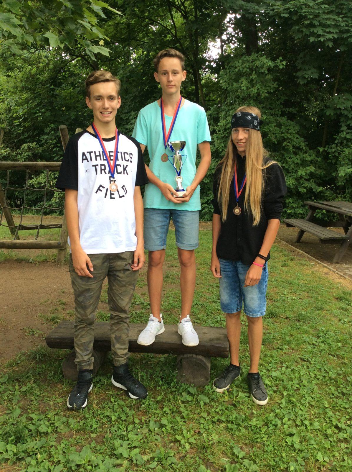 Černá síla na bronzovém stupínku - 1