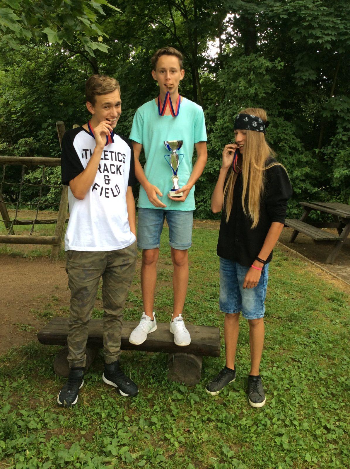 Černá síla na bronzovém stupínku - 2