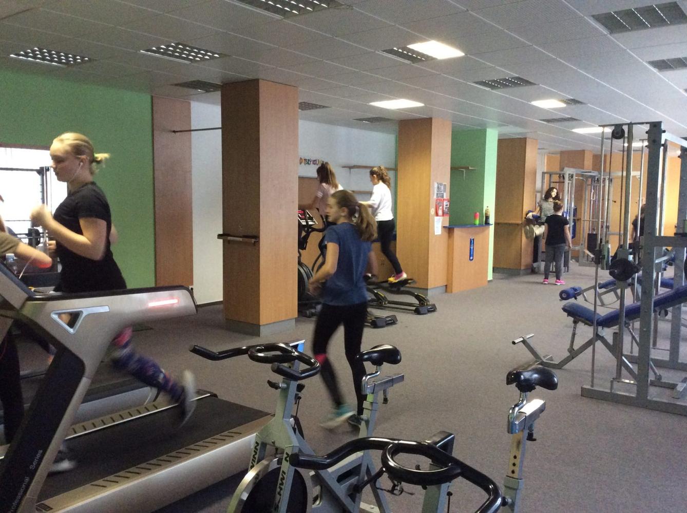 Starší žákyně v posilovně - 1