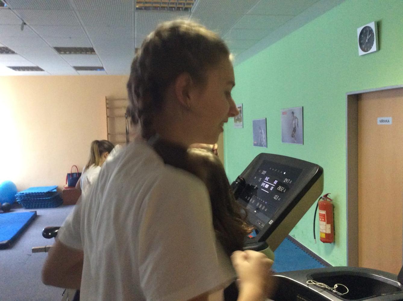 Starší žákyně v posilovně - 2