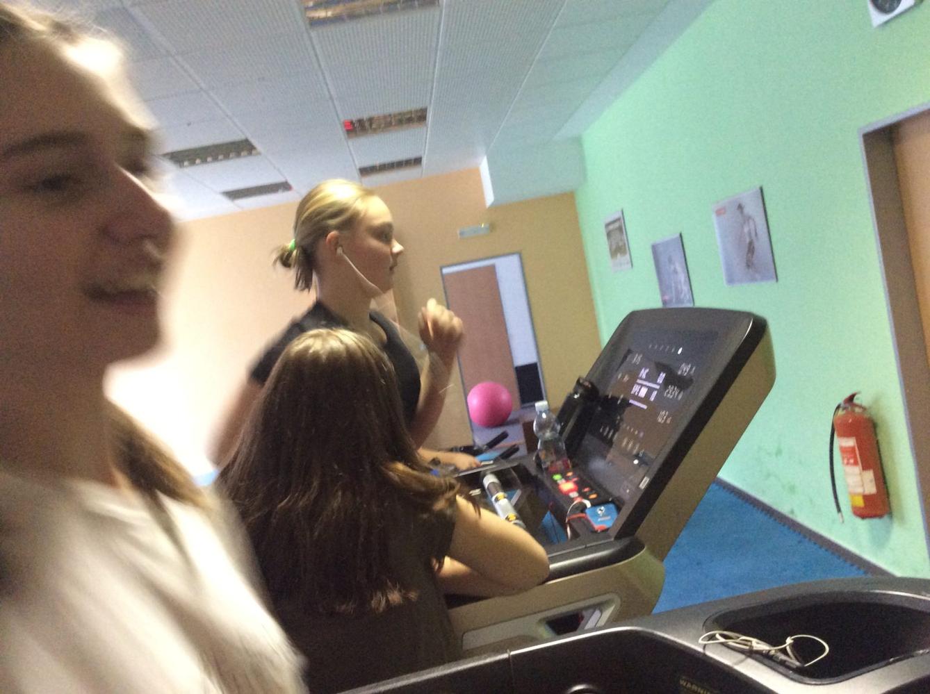 Starší žákyně v posilovně - 3