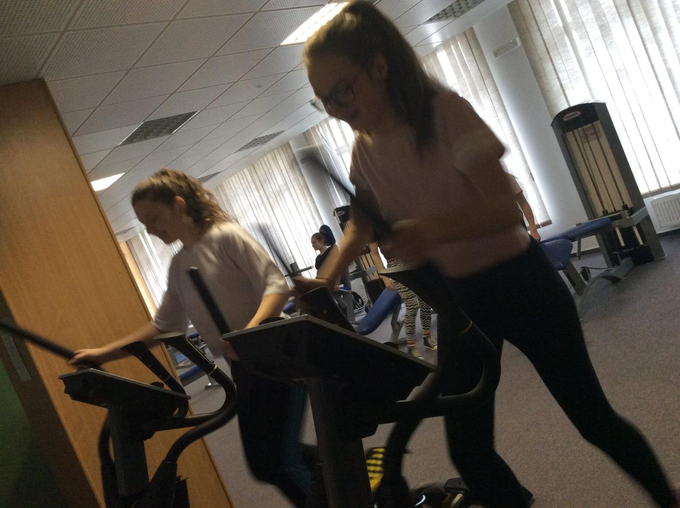 Starší žákyně v posilovně - 4