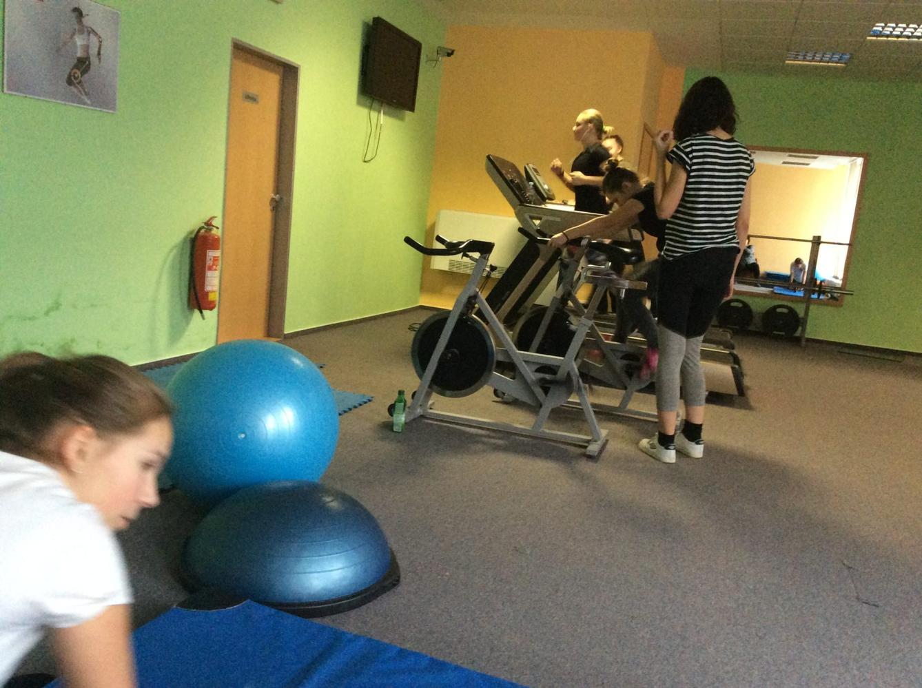 Starší žákyně v posilovně - 6
