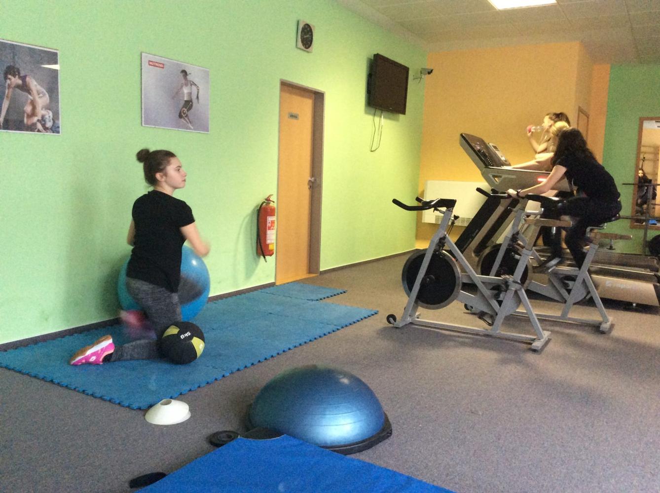 Starší žákyně v posilovně - 9