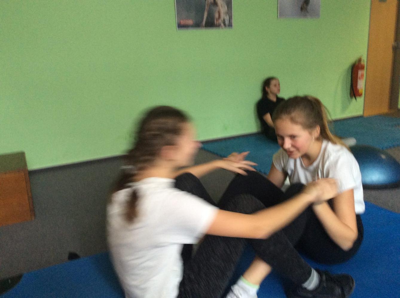 Starší žákyně v posilovně - 11