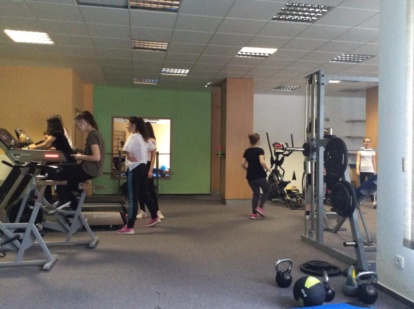 Starší žákyně v posilovně - 12