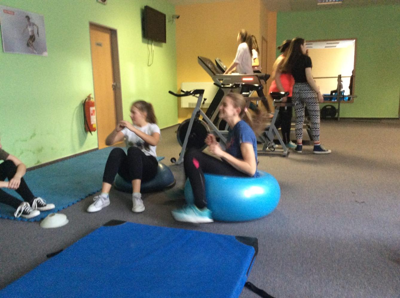 Starší žákyně v posilovně - 13