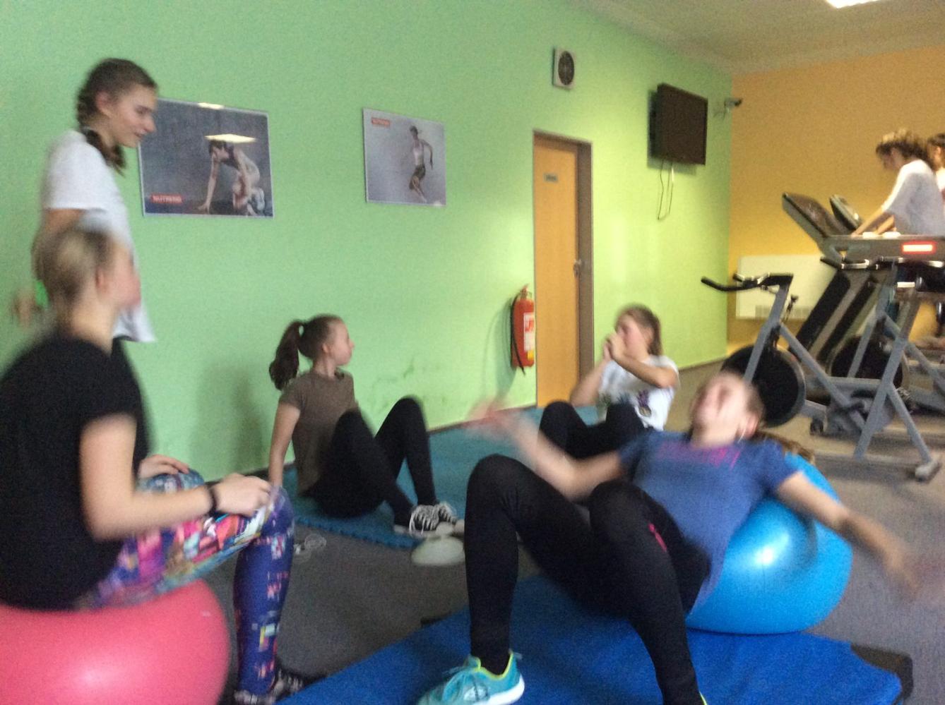 Starší žákyně v posilovně - 14