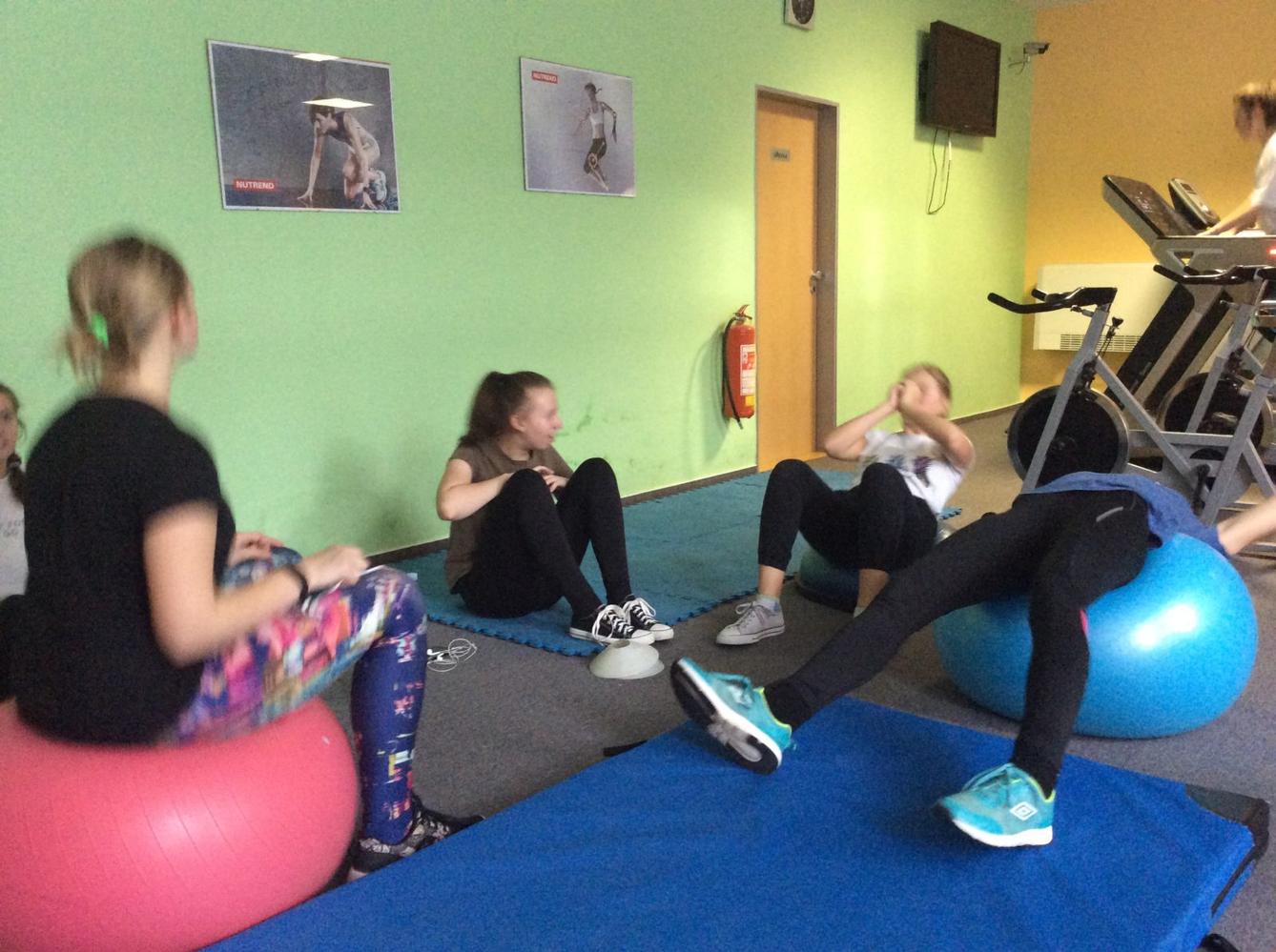 Starší žákyně v posilovně - 15