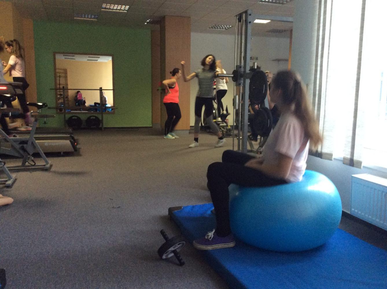 Starší žákyně v posilovně - 16