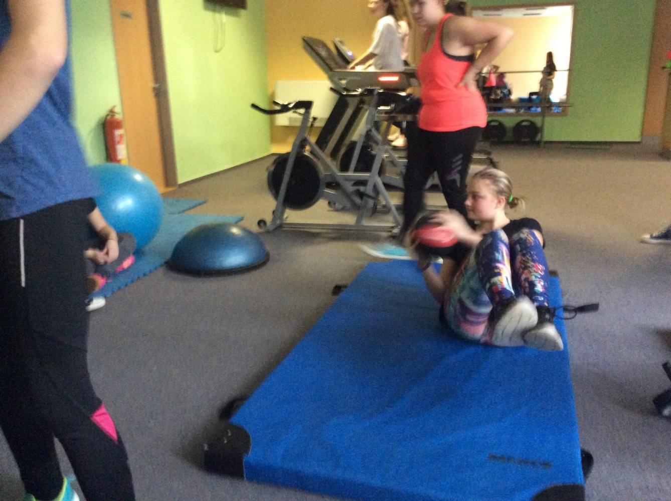 Starší žákyně v posilovně - 17