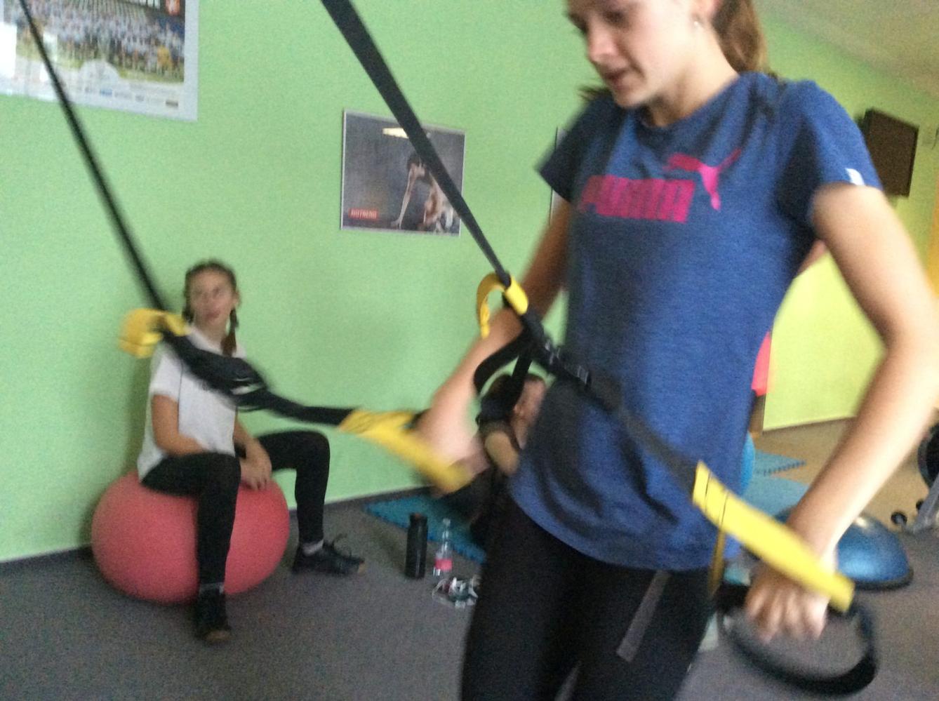 Starší žákyně v posilovně - 18