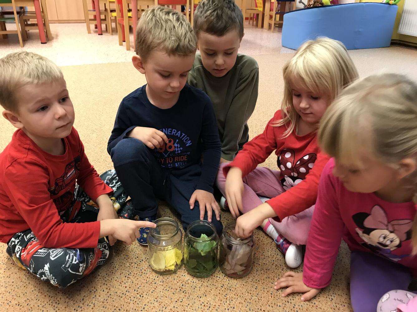 TVOŘENÍČKO: ,,LISTÍ ŽLOUTNE, POLETUJE" - 12