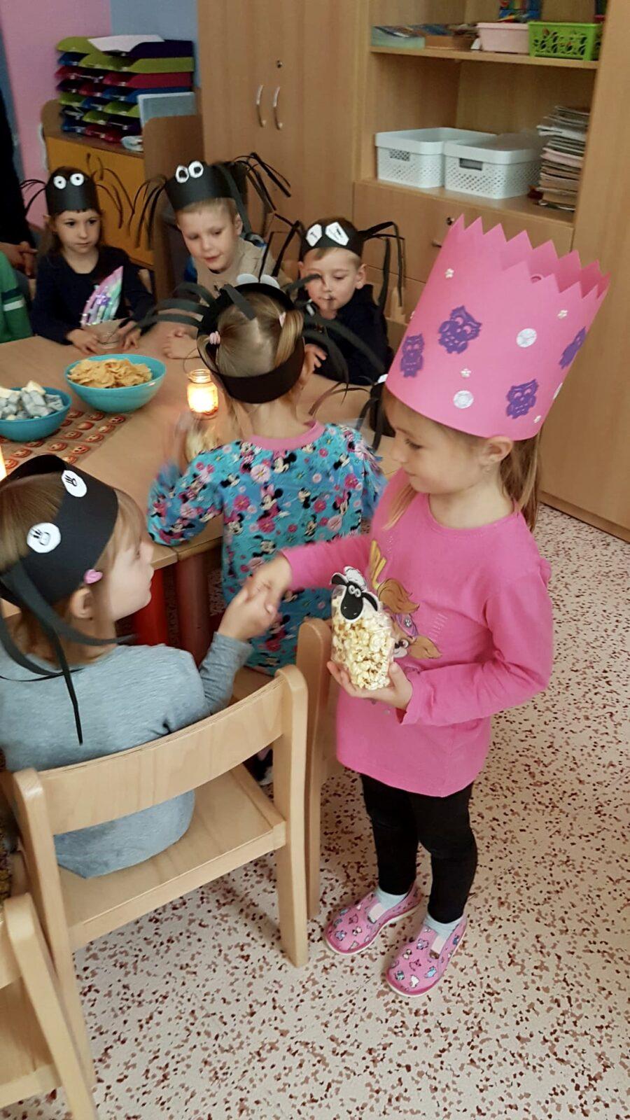 SLAVÍME: VENDULKA MĚLA NAROZENINY - 2