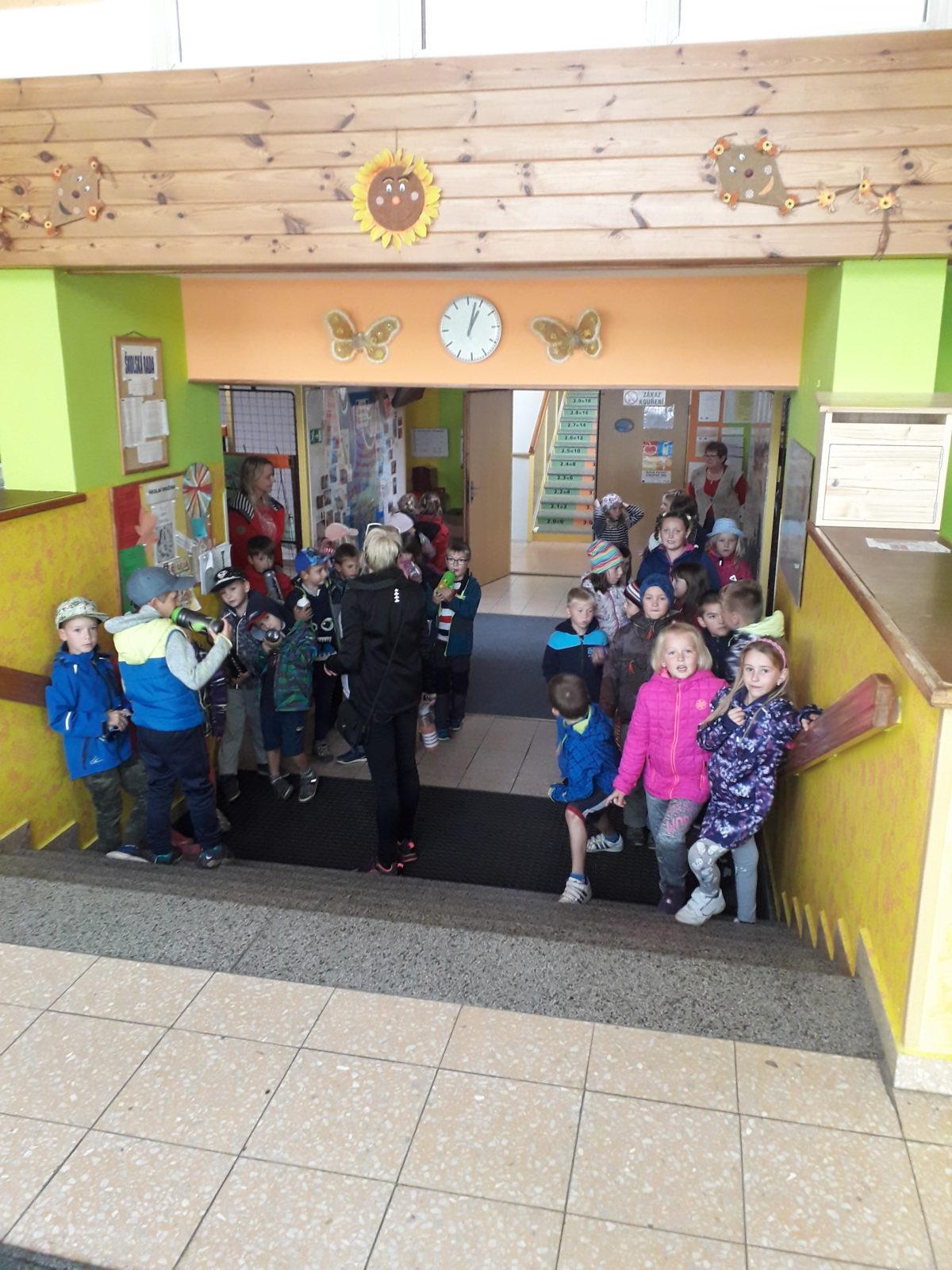 Vycházka družinky k lesu - 1