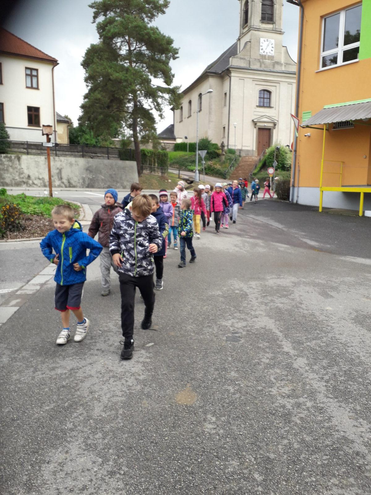 Vycházka družinky k lesu - 2