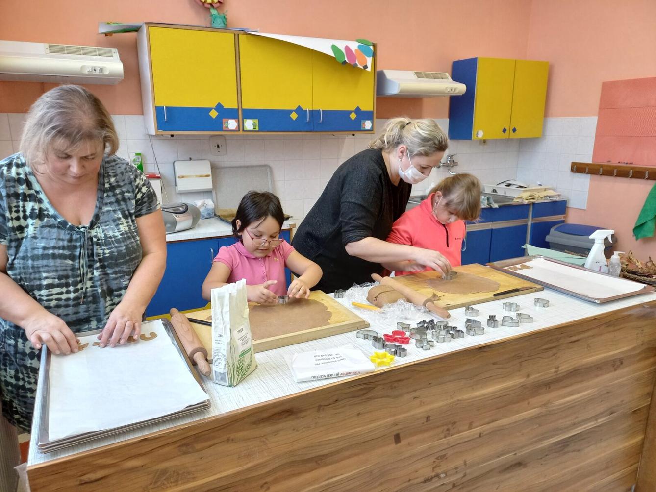 Prvňáčci pečou perníčky - 5