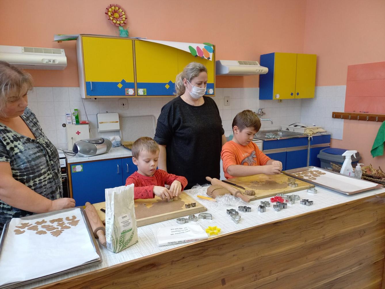 Prvňáčci pečou perníčky - 8