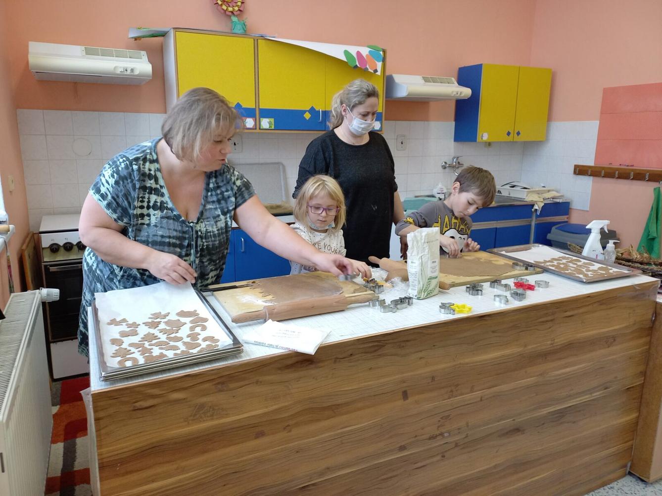 Prvňáčci pečou perníčky - 12