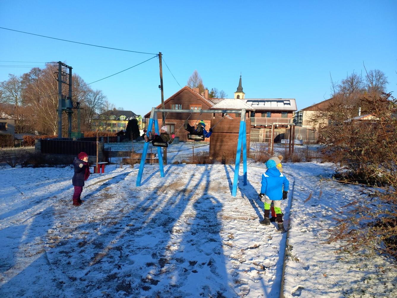 Prvňáčci - tělocvik na sněhu - 1