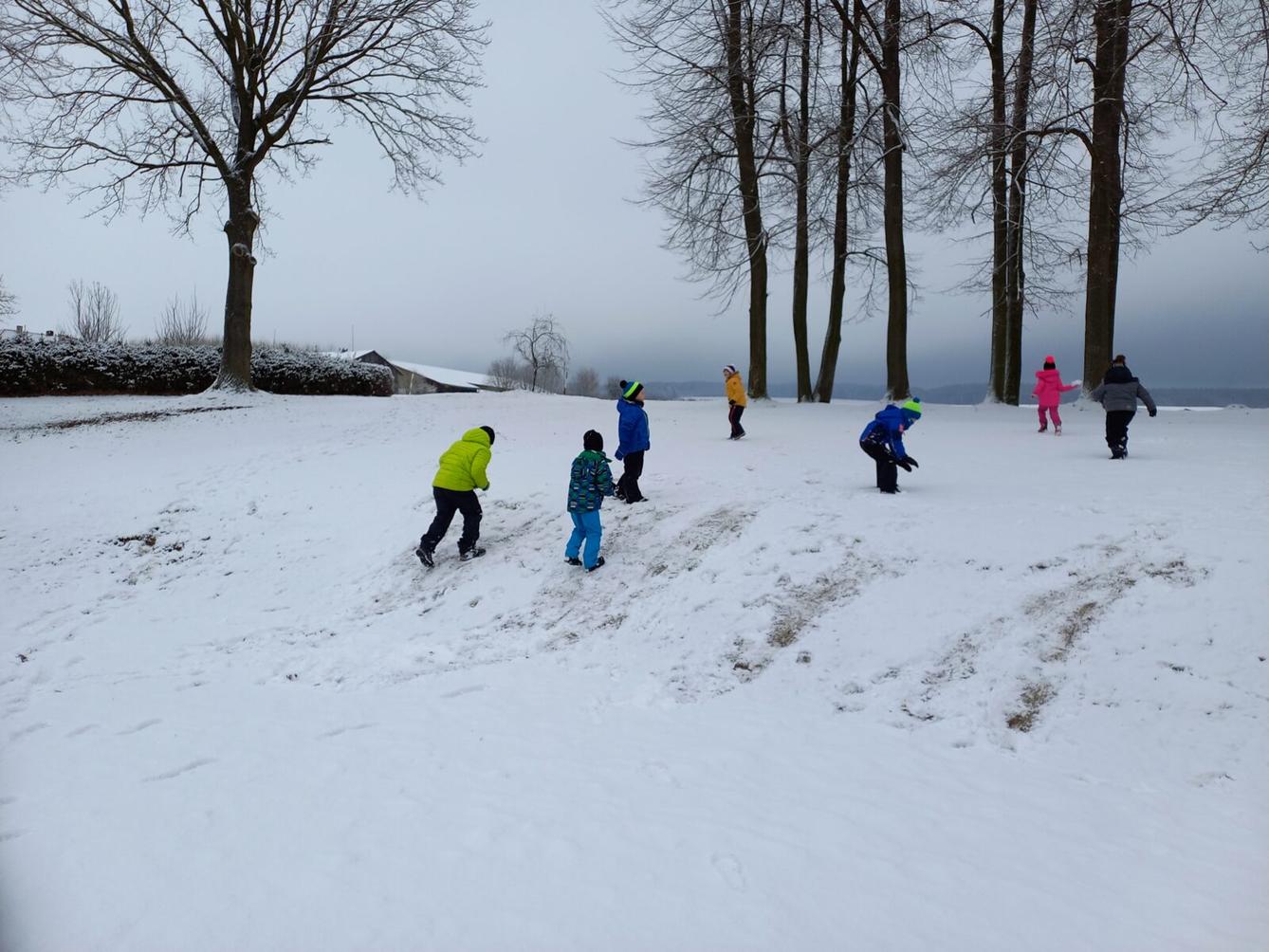 Prvňáčci si užívají sněhovou nadílku - 1