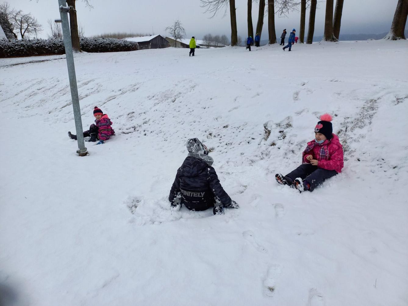 Prvňáčci si užívají sněhovou nadílku - 2