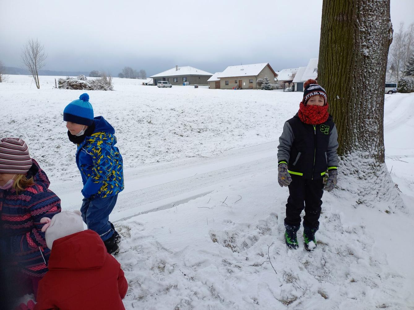 Prvňáčci si užívají sněhovou nadílku - 3