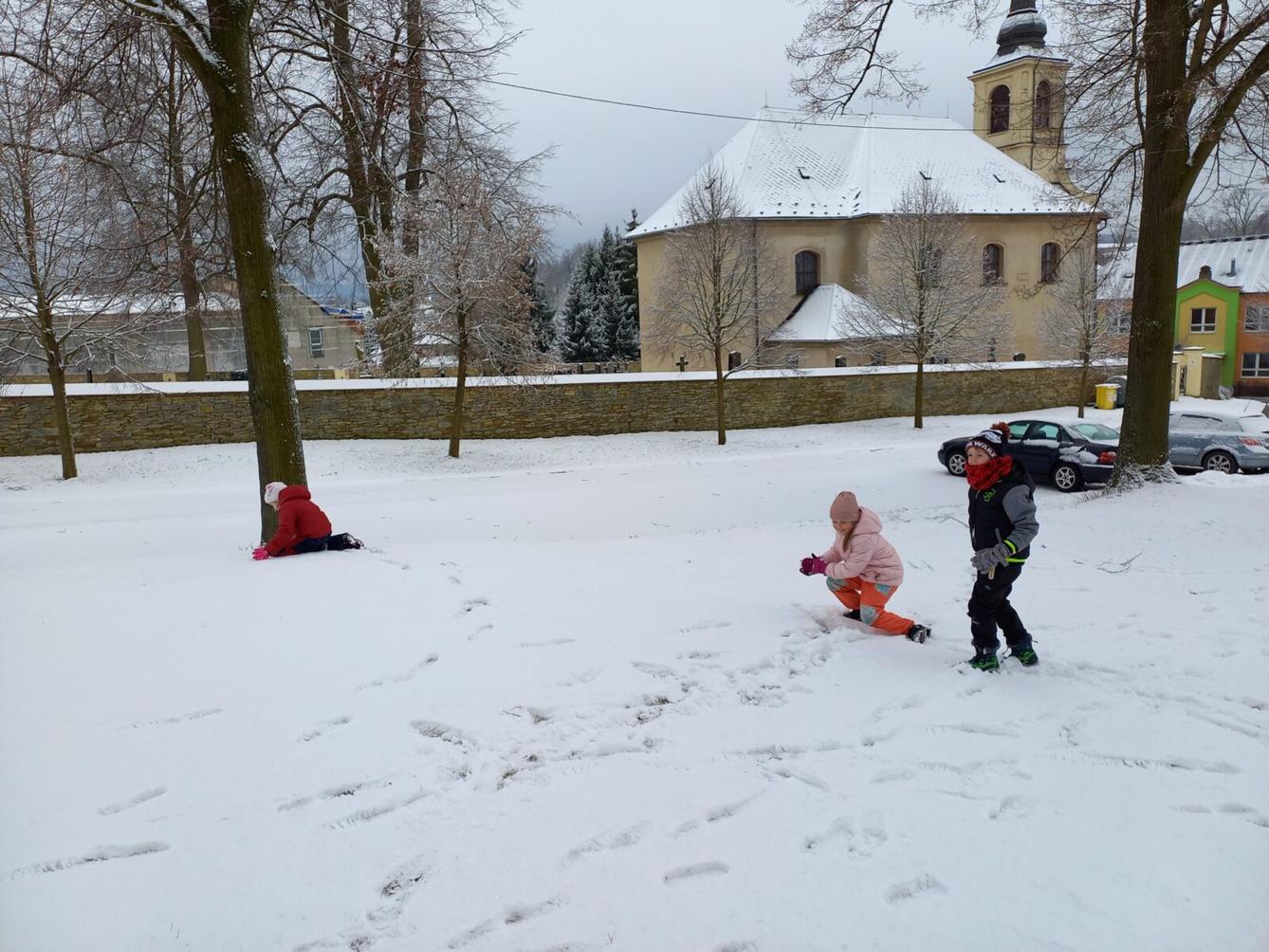 Prvňáčci si užívají sněhovou nadílku - 4