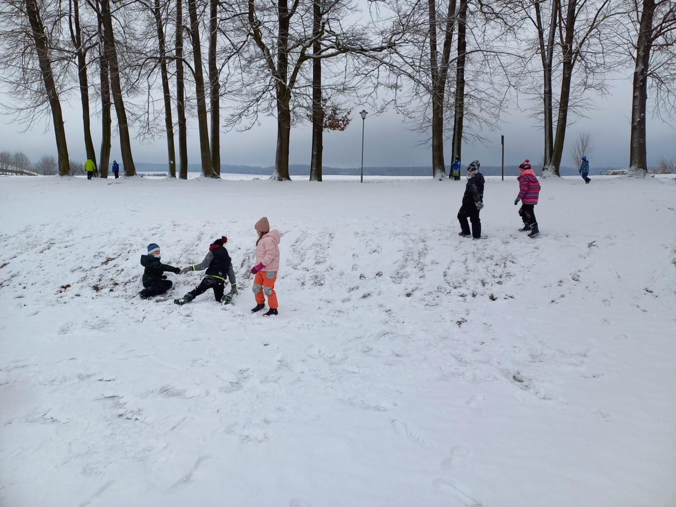Prvňáčci si užívají sněhovou nadílku - 5