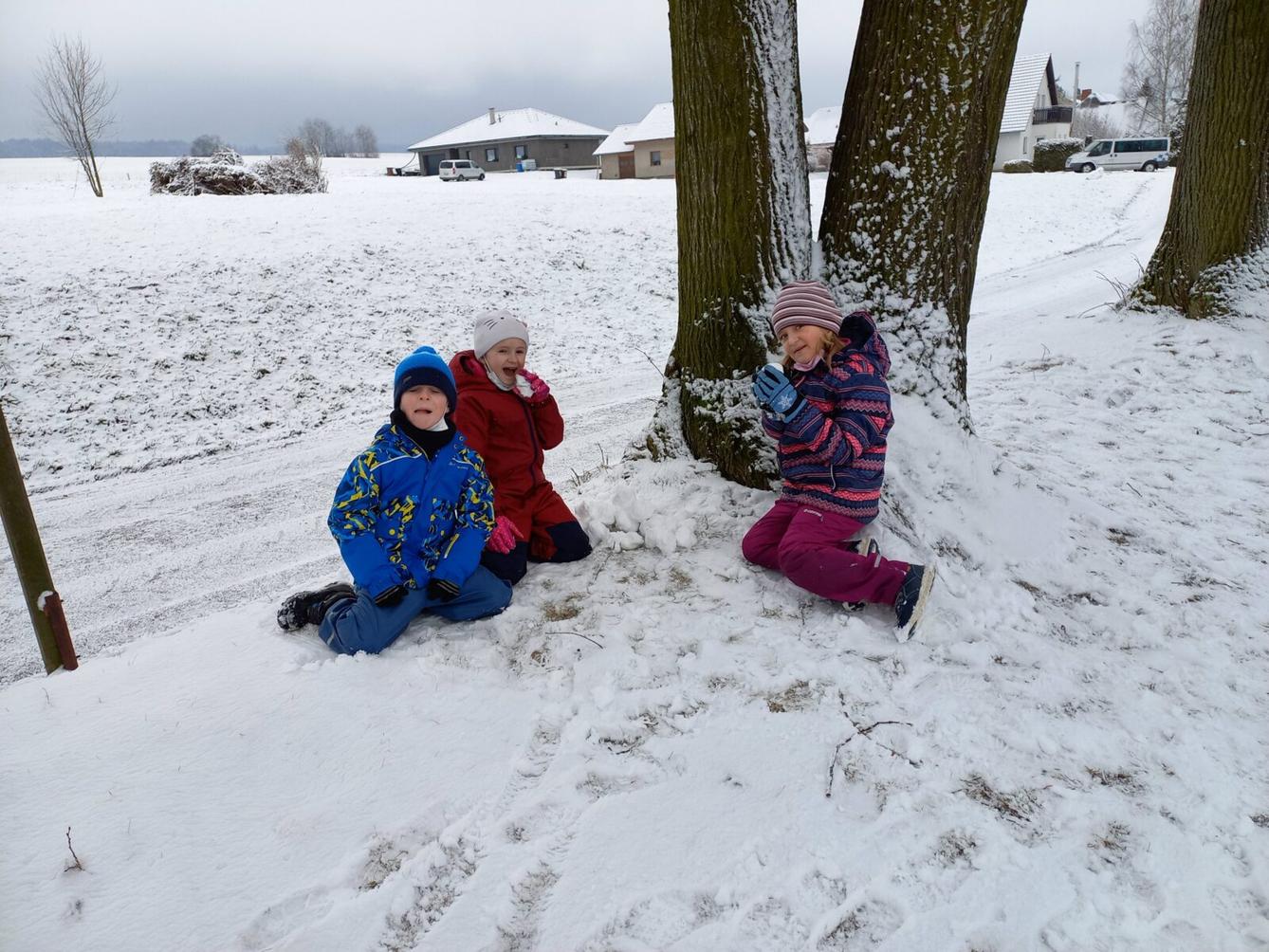 Prvňáčci si užívají sněhovou nadílku - 11