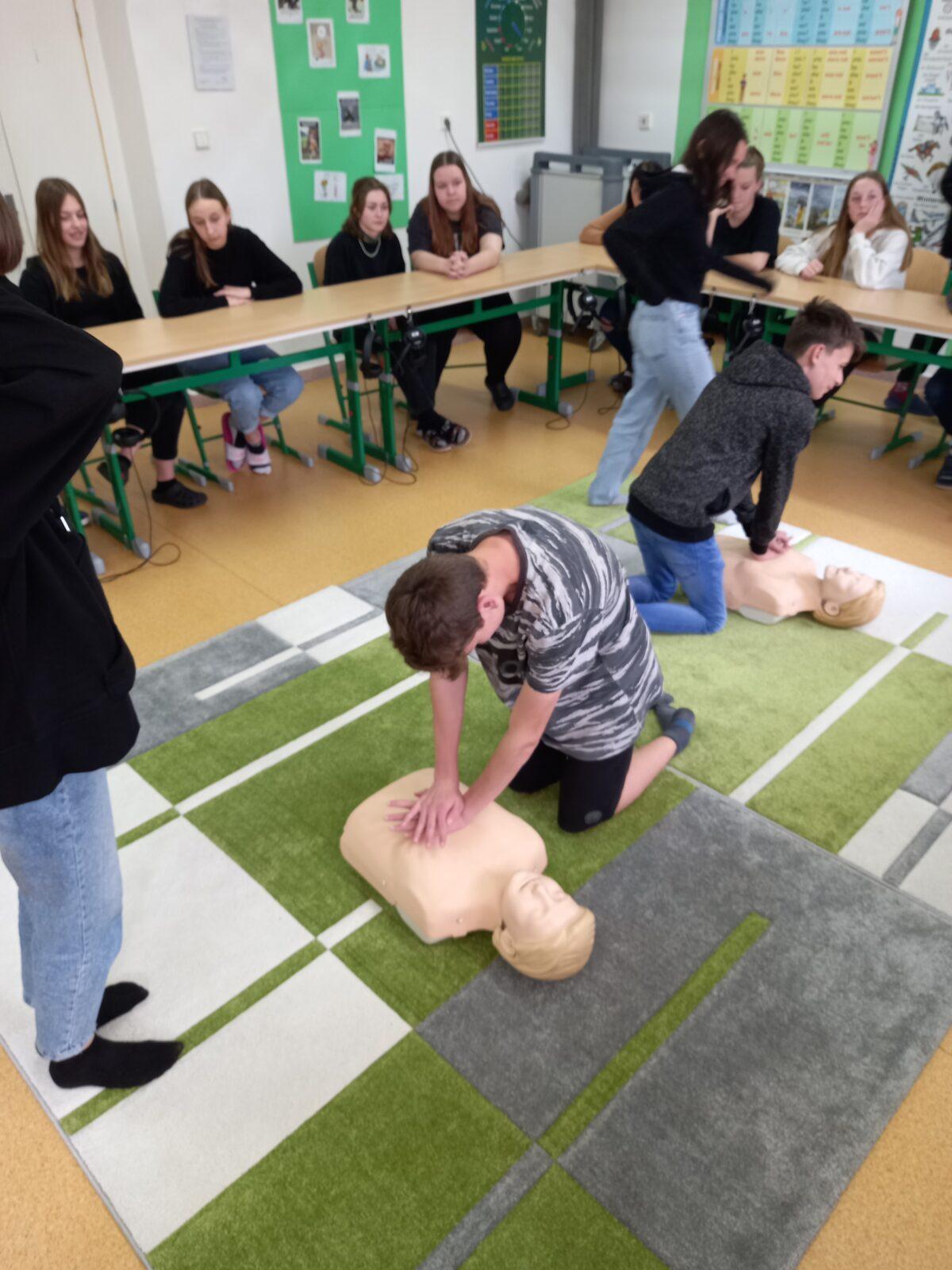 1. pomoc v 8. třídách - 12