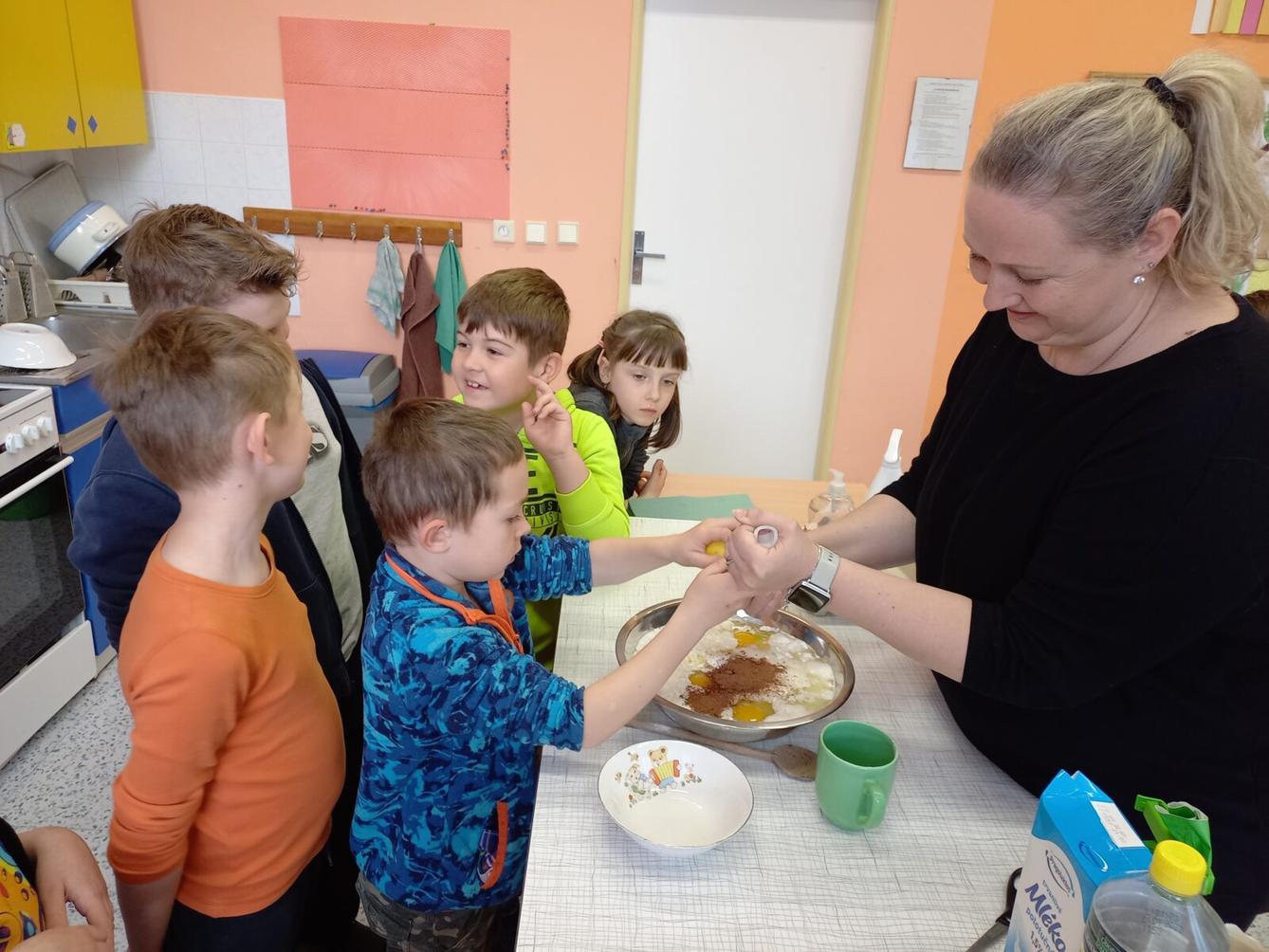 Prvňáčci pečou pro maminky - 7