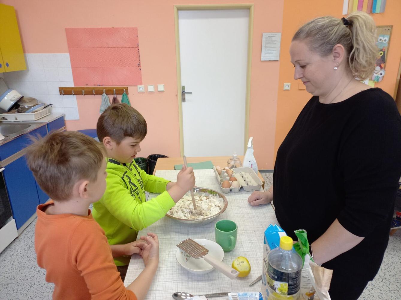 Prvňáčci pečou pro maminky - 10