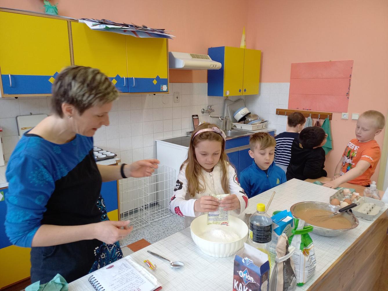 Prvňáčci pečou pro maminky - 14