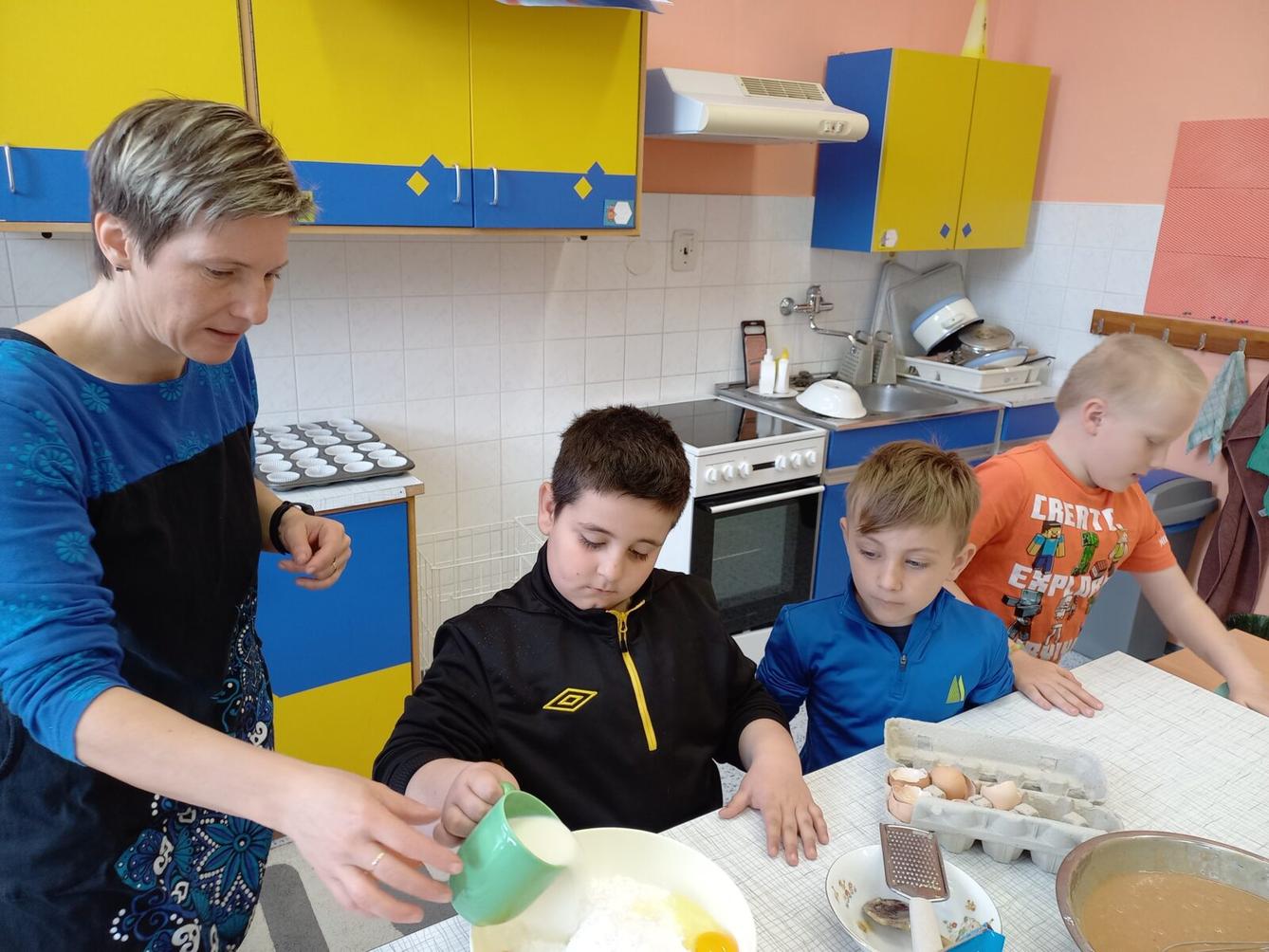 Prvňáčci pečou pro maminky - 17