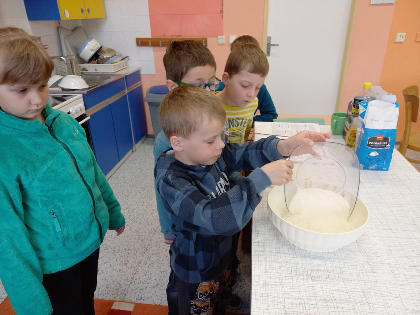 Prvňáčci pečou pro maminky - 18