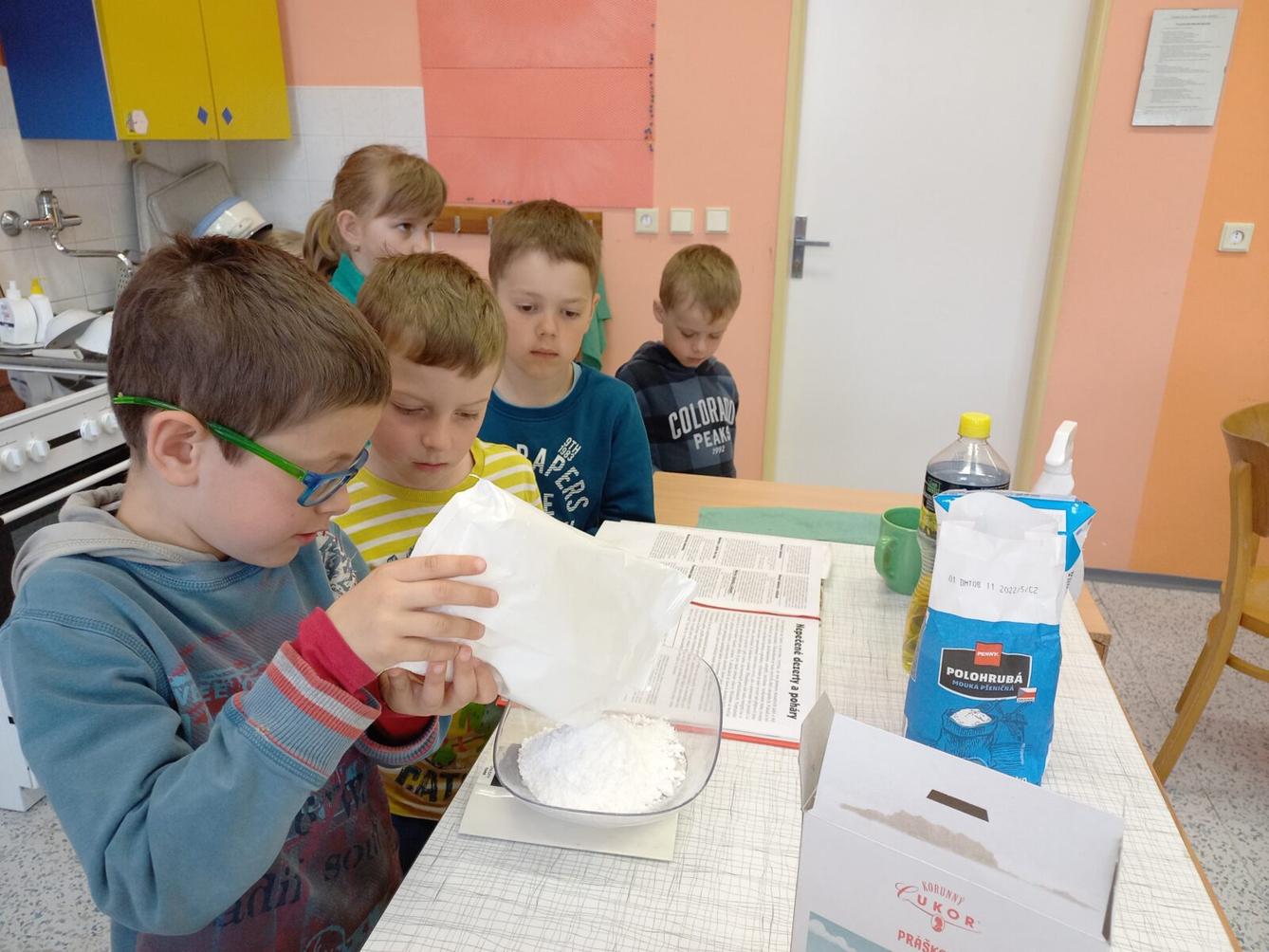 Prvňáčci pečou pro maminky - 19