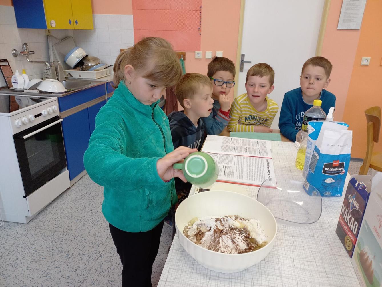Prvňáčci pečou pro maminky - 21