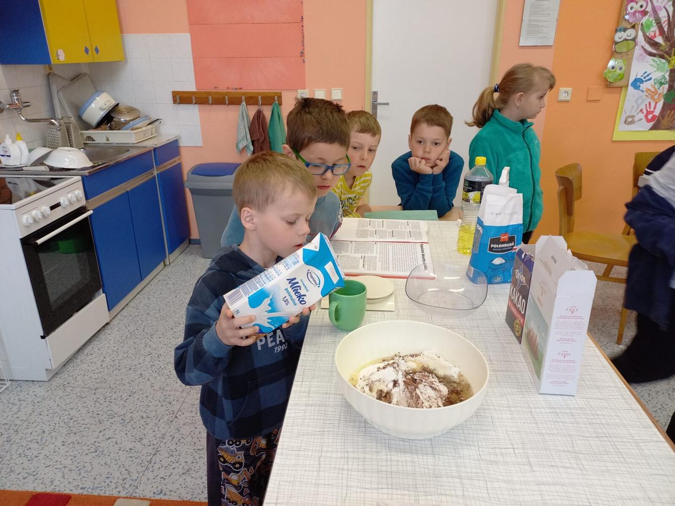 Prvňáčci pečou pro maminky - 22