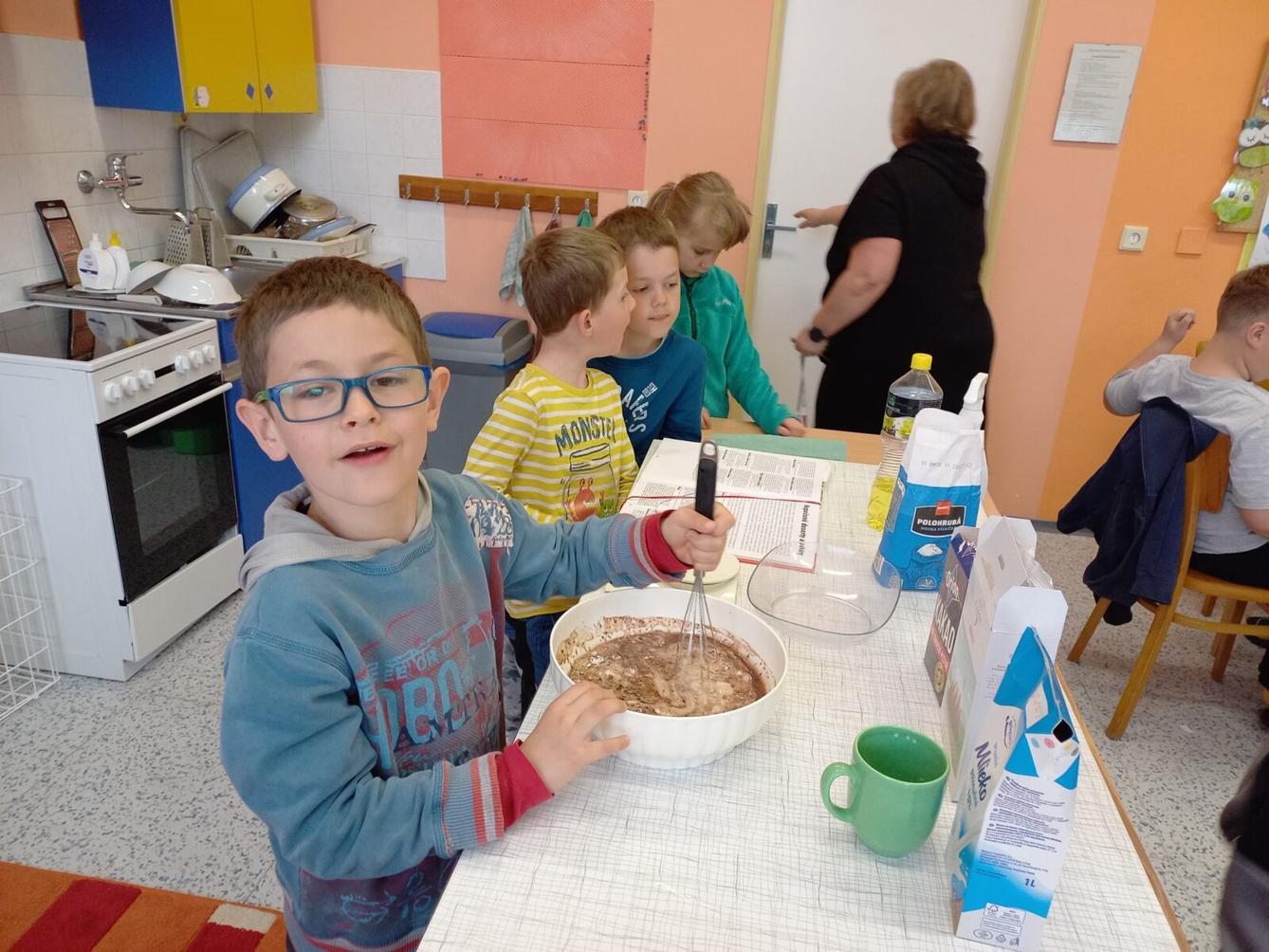 Prvňáčci pečou pro maminky - 23