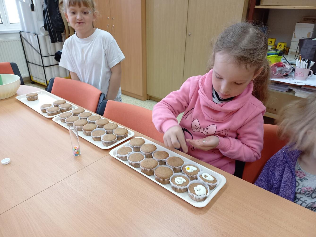 Prvňáčci pečou pro maminky - 24