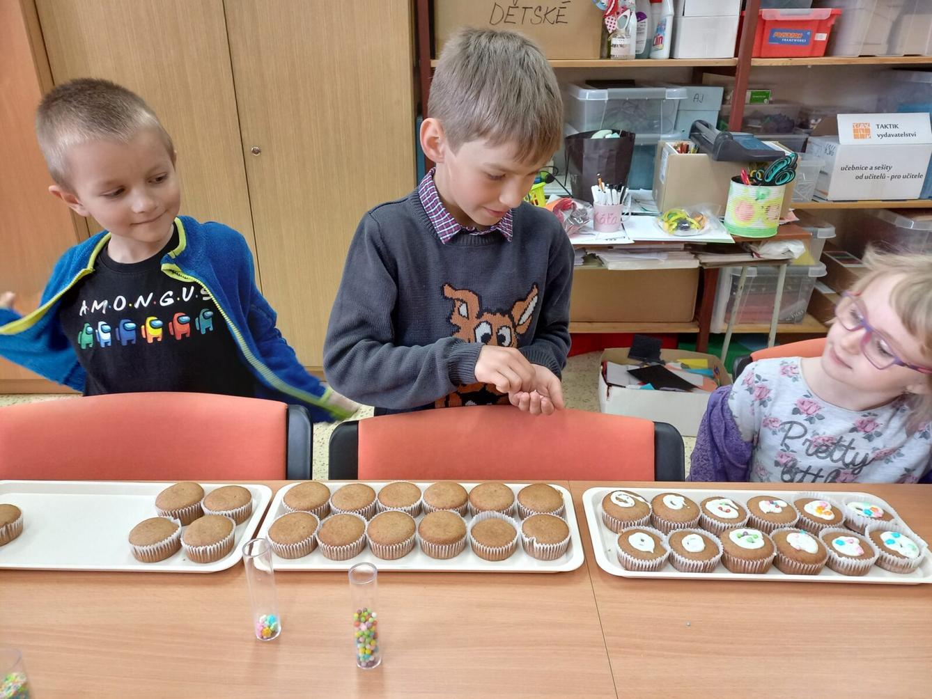 Prvňáčci pečou pro maminky - 26