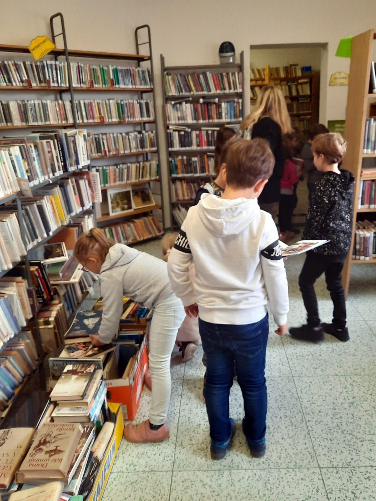 5. 10. - 1.B v obecní knihovně - 4