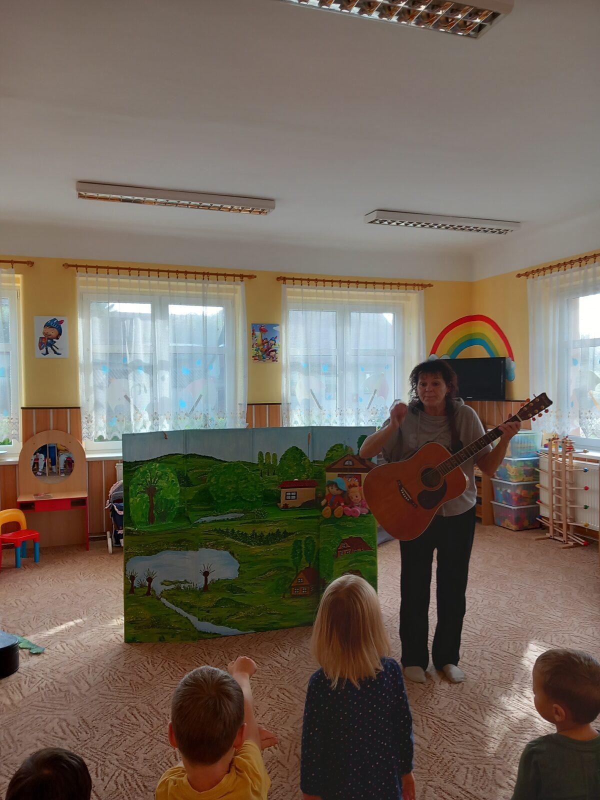 Naší školku navštívilo Divadlo u dvou Sluncí - 2