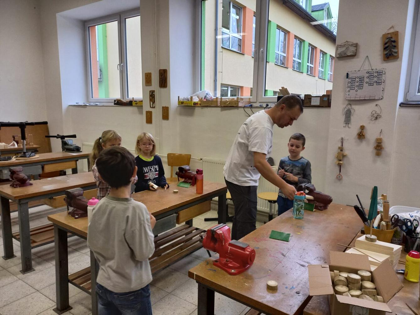 Druháčci tvořili výrobky na vánoční jarmark - 3