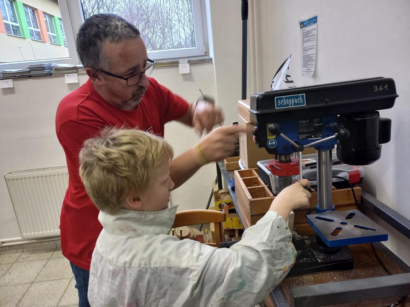 Druháčci tvořili výrobky na vánoční jarmark - 4