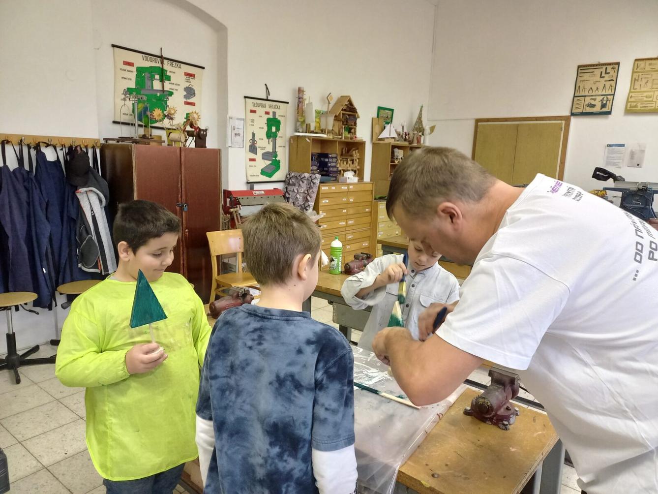 Druháčci tvořili výrobky na vánoční jarmark - 10