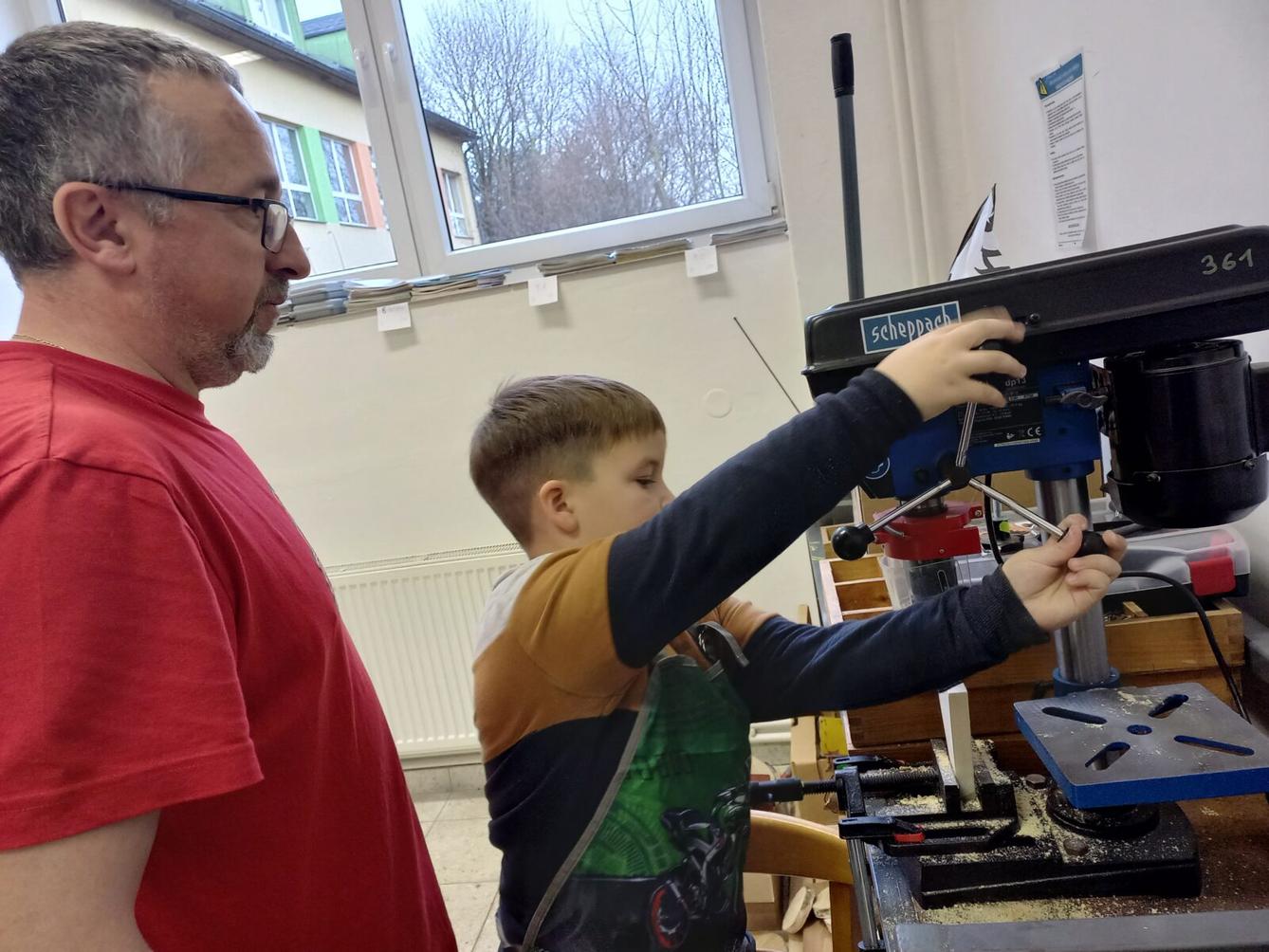 Druháčci tvořili výrobky na vánoční jarmark - 12