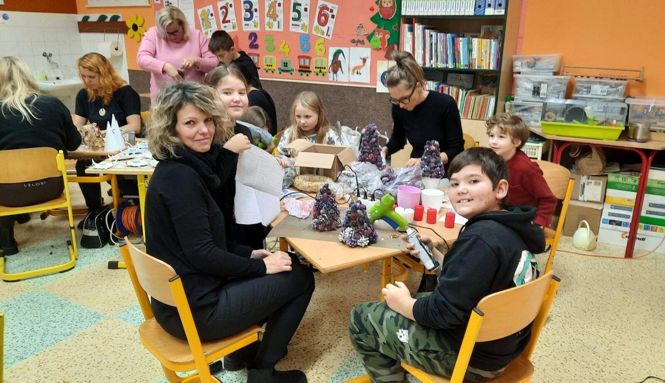 29. 11. Tvoření na jarmark v 1.B - 1