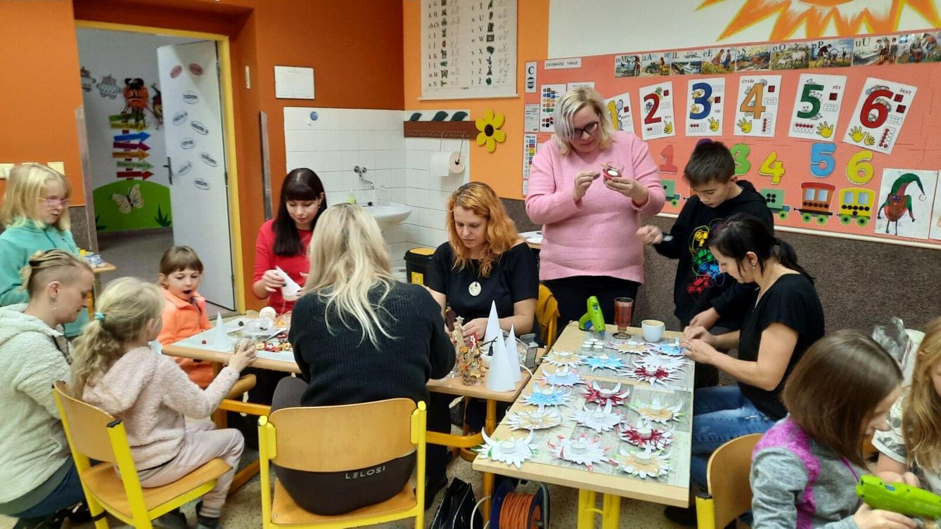 29. 11. Tvoření na jarmark v 1.B - 2